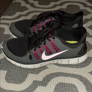 Nike Women's Black and Pink Running Shoes